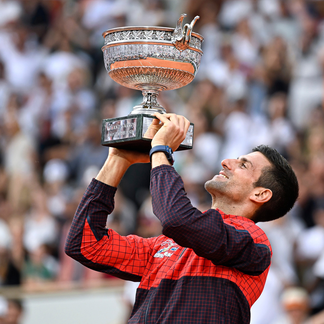 Novak Djokovic avec La Coupe des Mousquetaires en 2023.