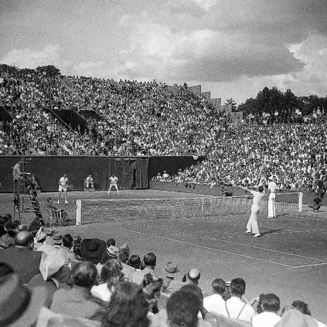 Photo d'un match de tennis à Roland-Garros en juillet 1946.