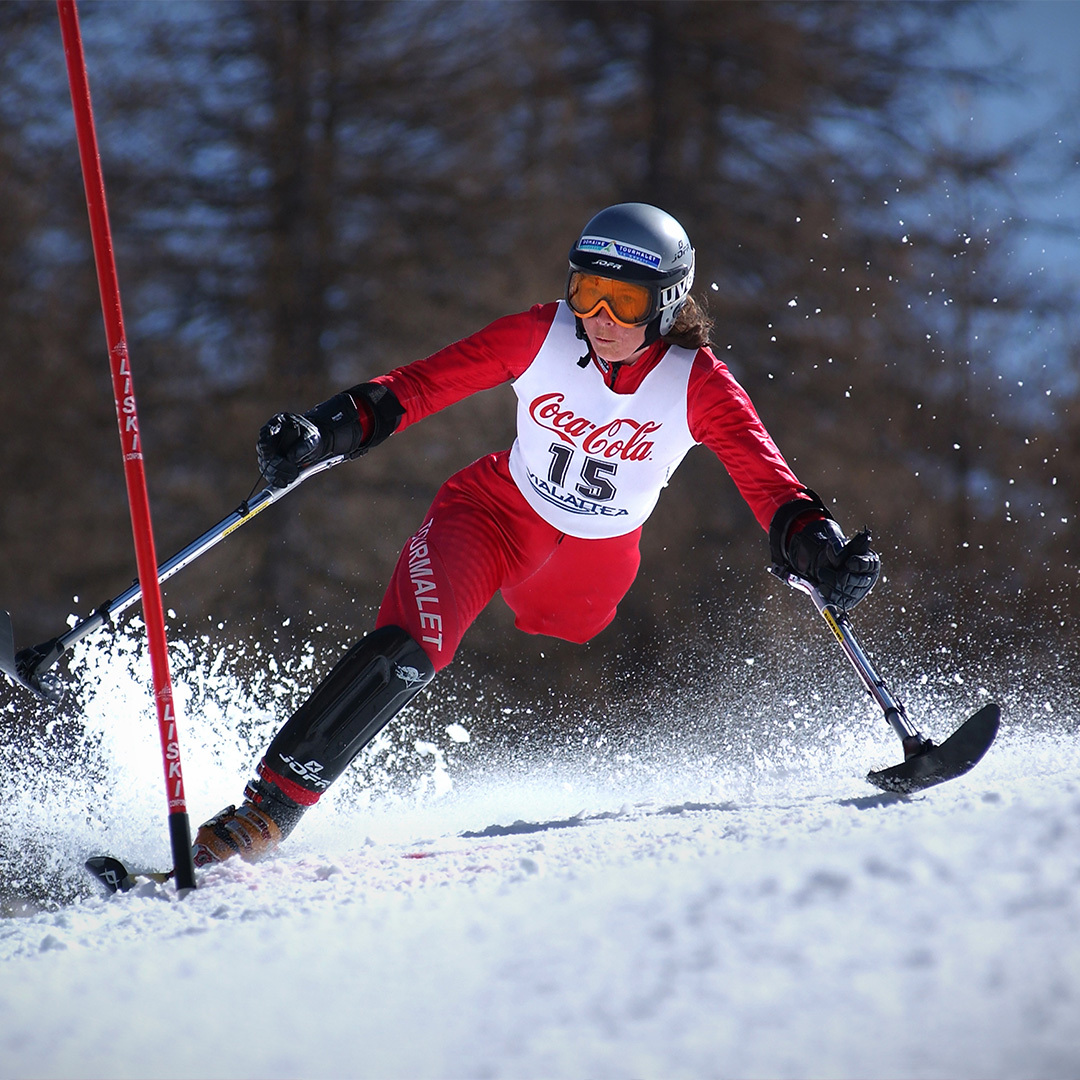 A para alpine skier descends the slope.