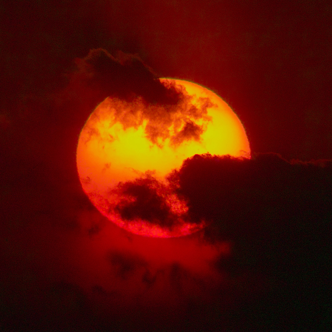 Soleil brillant sous les nuages.