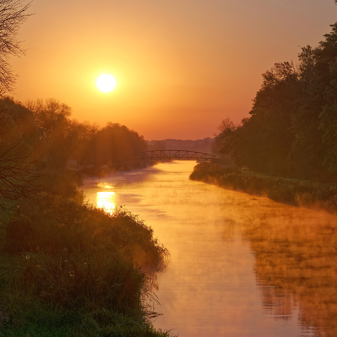 Le lever du soleil au-dessus d’un lac en Pologne.