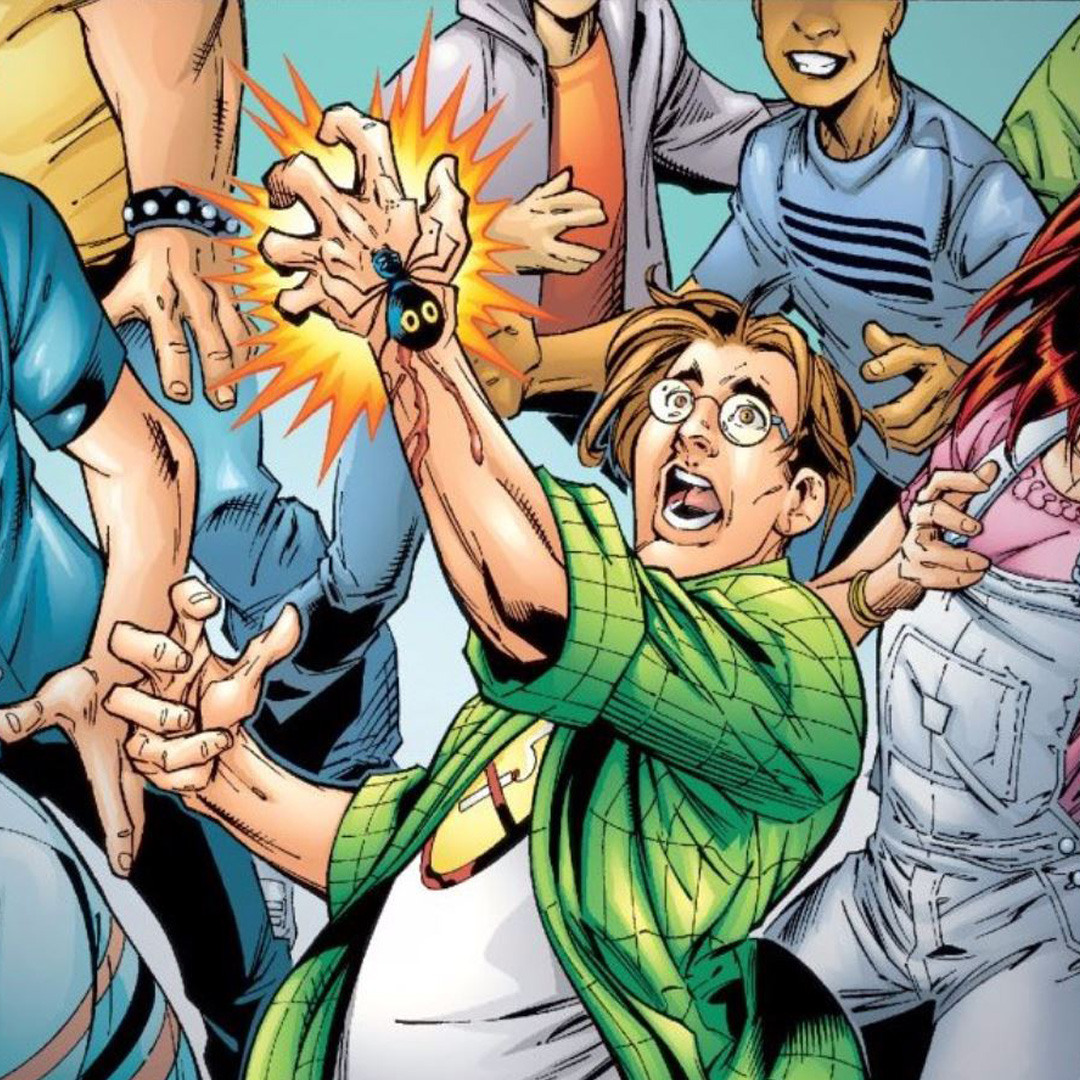 Peter Parker se faisant mordre par une araignée, entouré des personnages de la série de bande dessinée.