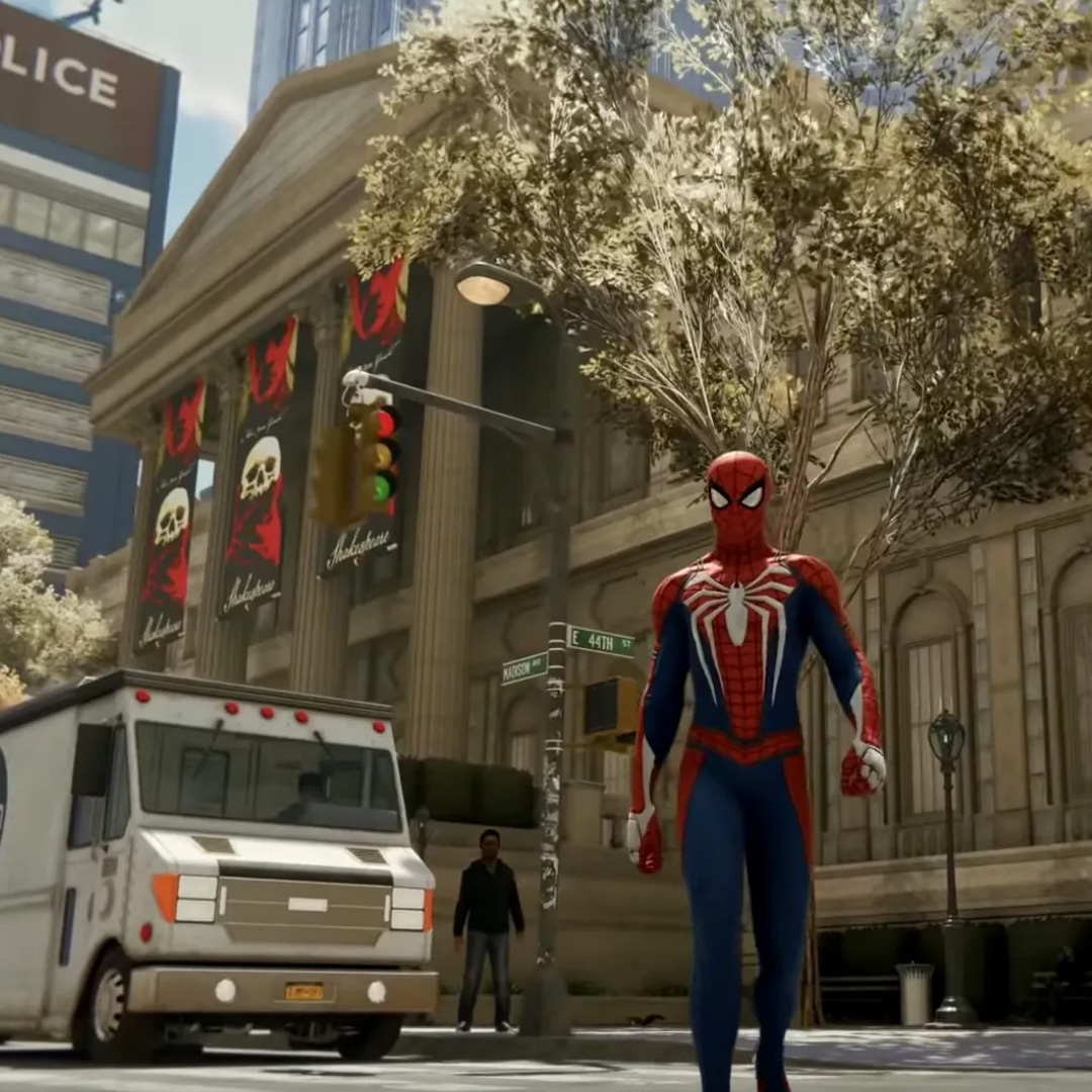 Le personnage de Spider-Man marchant dans une rue de New York dans le jeu vidéo du même nom.