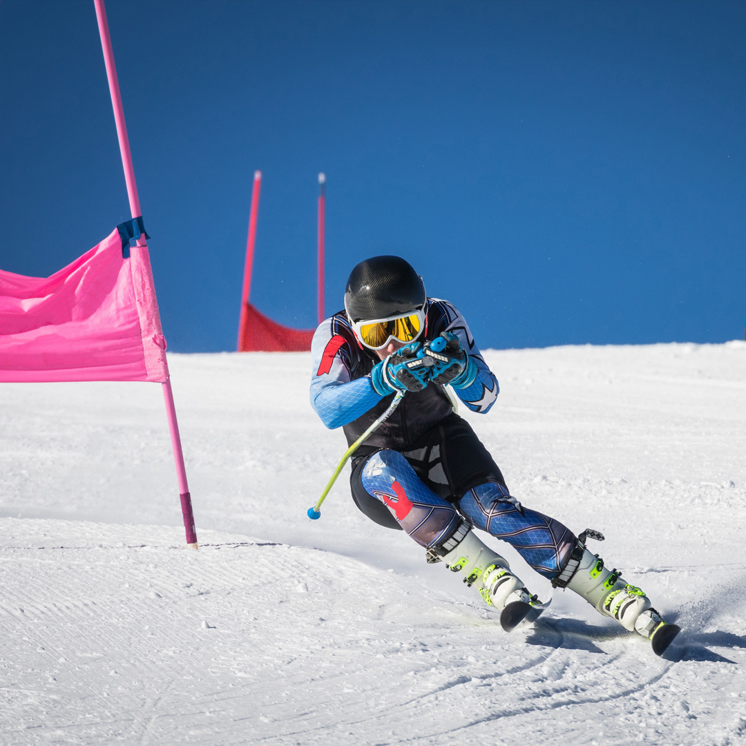 Athlète pratiquant le ski alpin.