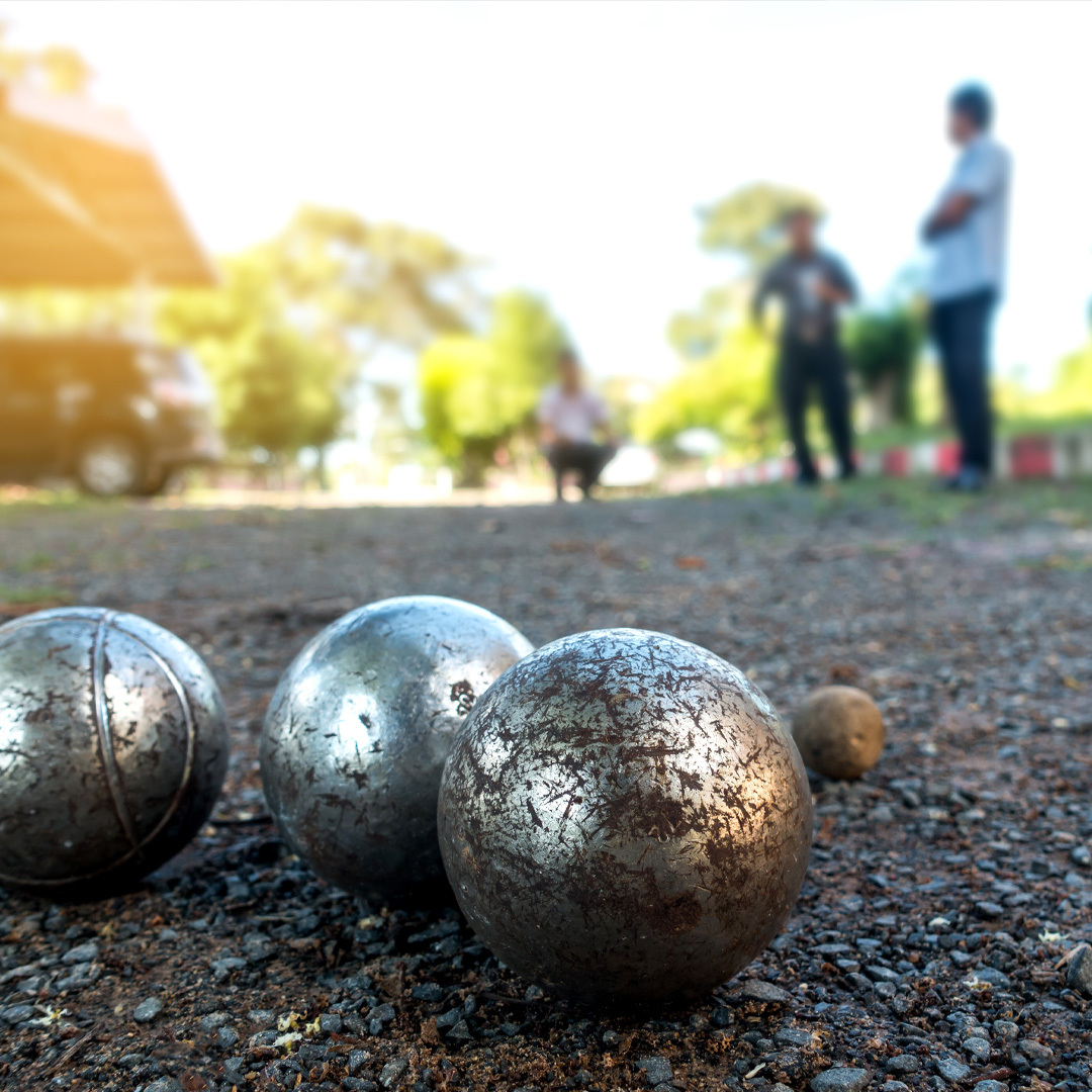 Gros plan de boules de pétanque.