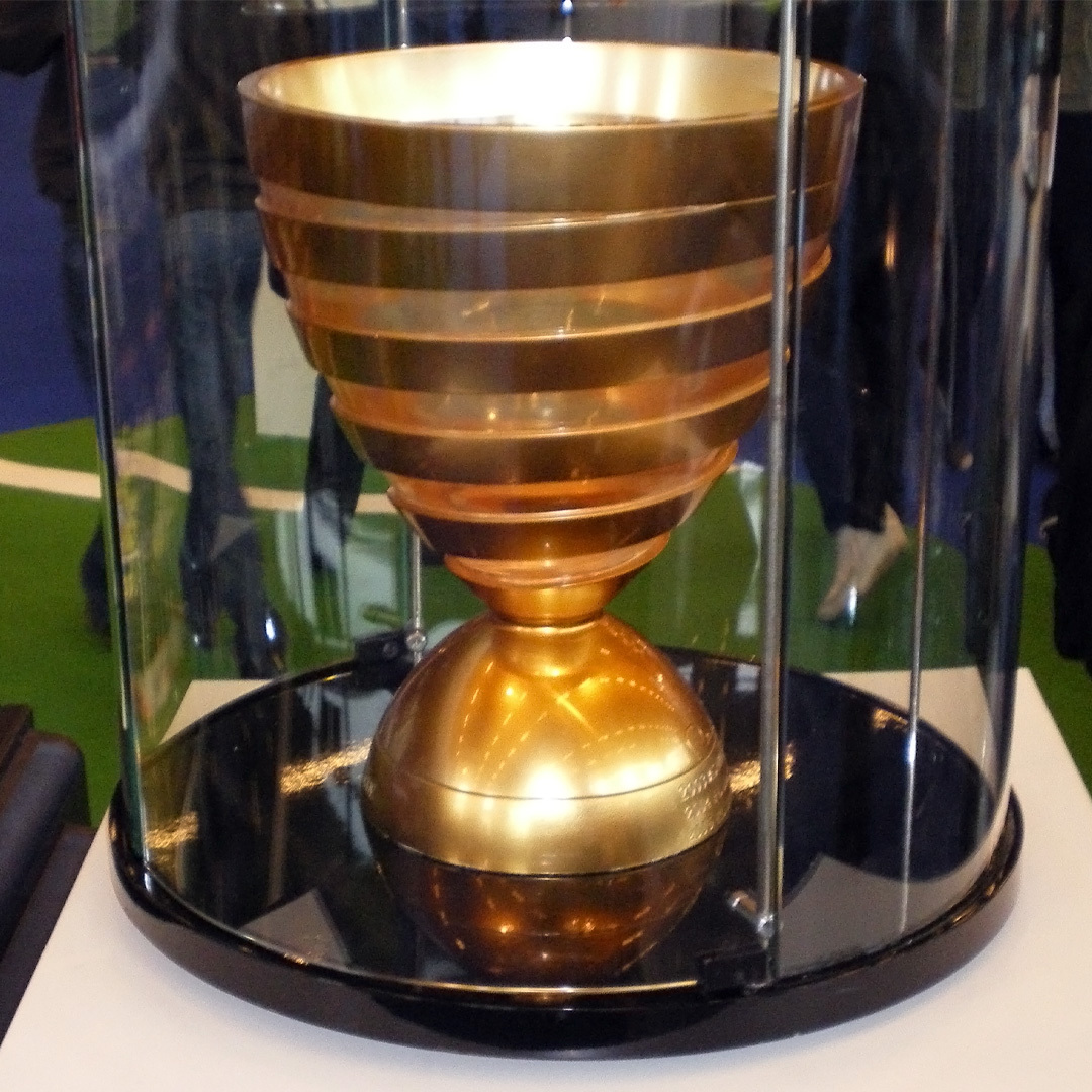 Gros plan du trophée de la Coupe de la Ligue.