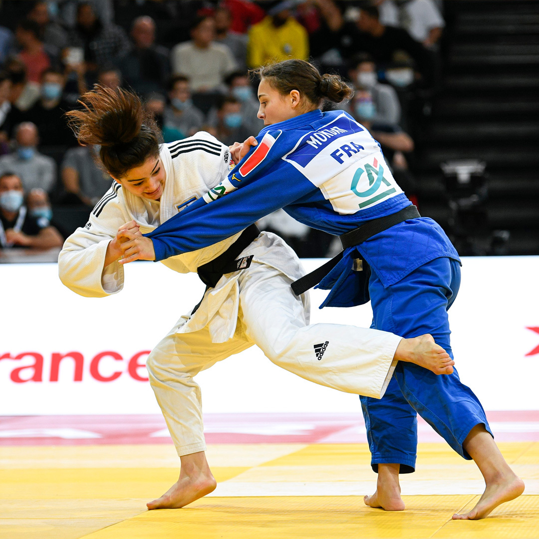 Kerem Primo d’Israël et Faiza Mokdar de France durant le Paris Grand Slam 2021 de judo.