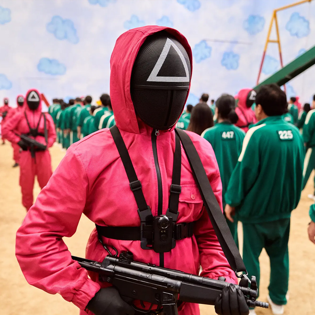 Les soldats roses surveillent les participants de Squid Game.