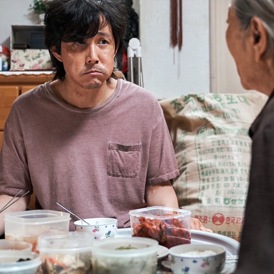 Seong Gi-hun et sa mère mangent.