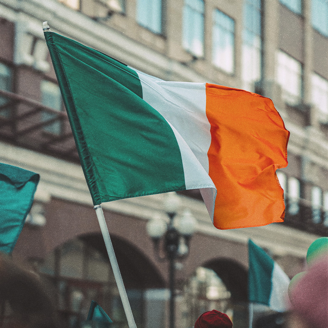 Drapeau de l’Irlande au vent.
