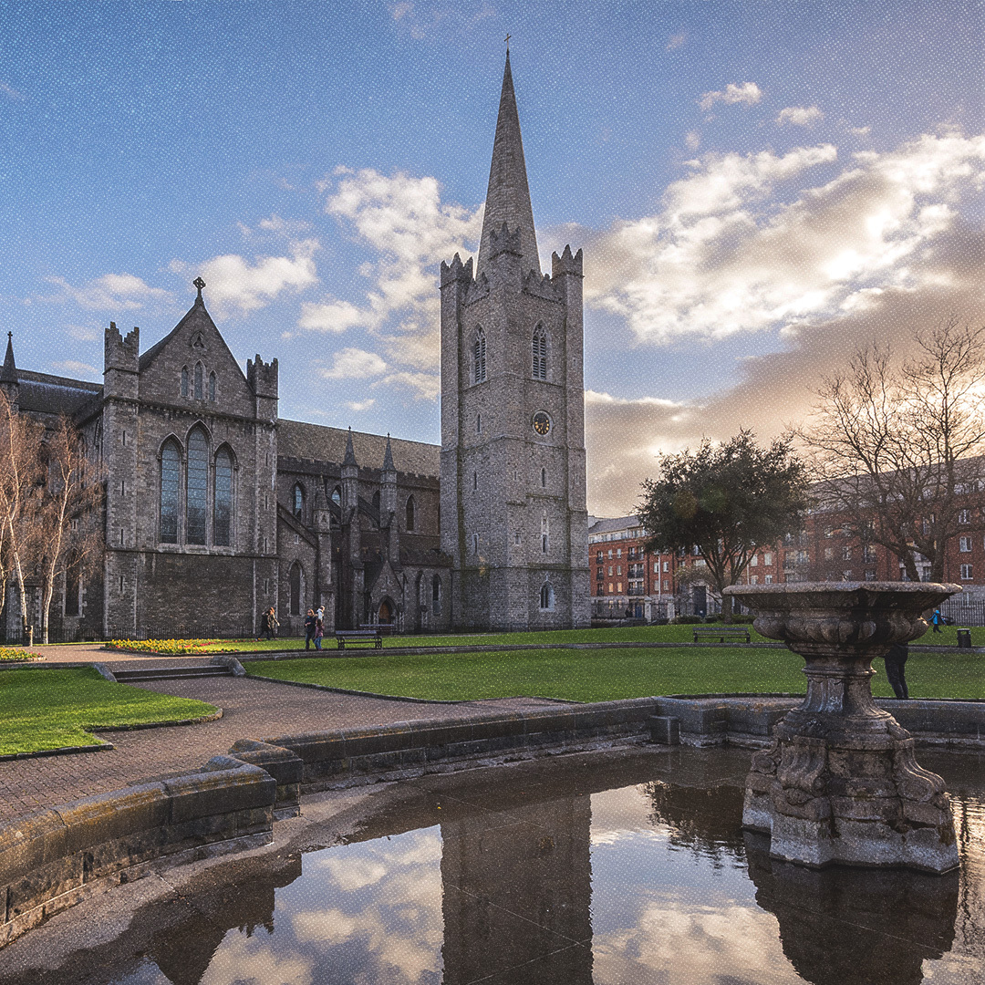 La cathédrale Saint-Patrick à Dublin en contre-plongée.