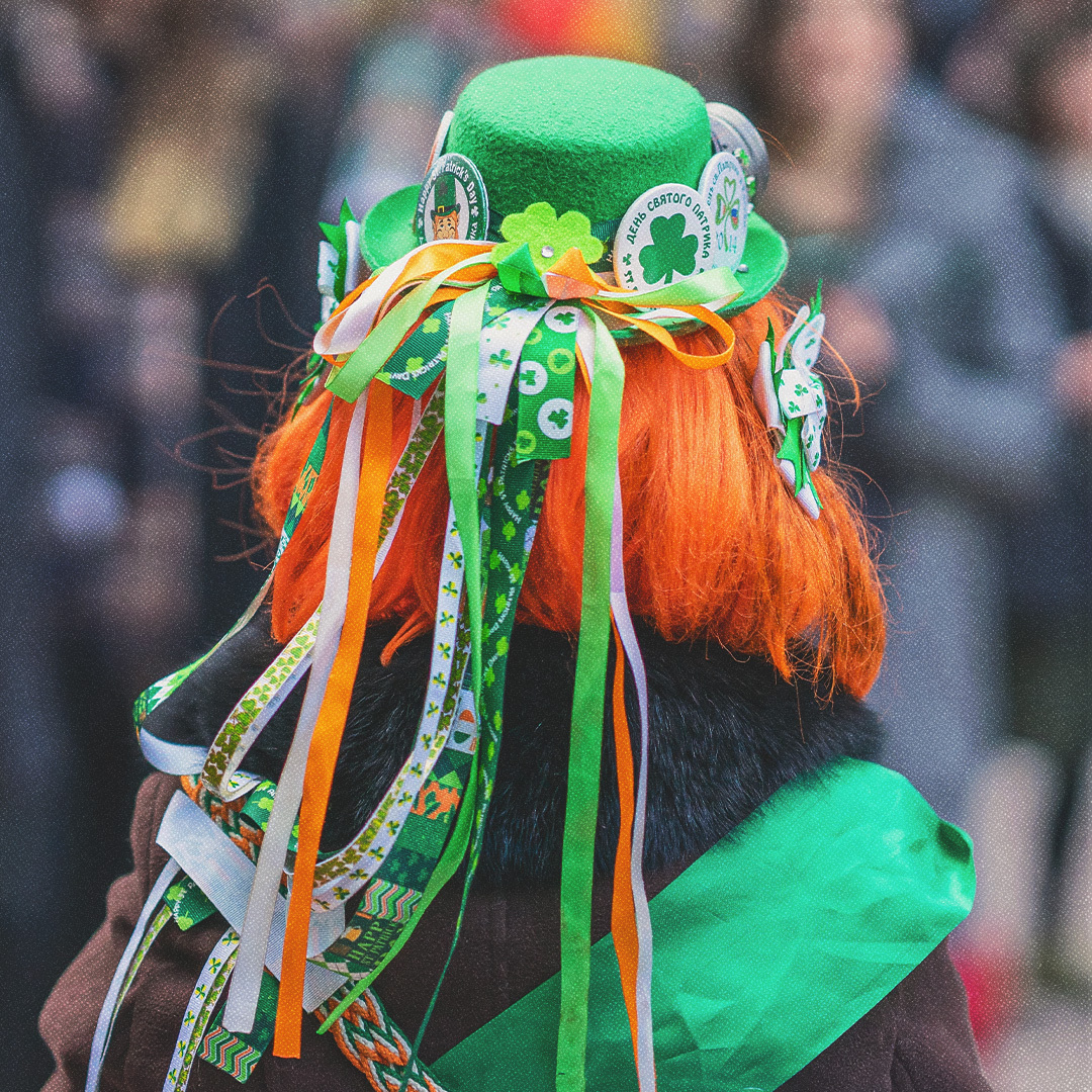 Une personne de dos déguisée aux couleurs de la Saint-Patrick.