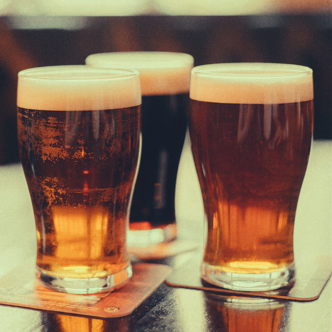 Trois pintes de bière sur un comptoir.