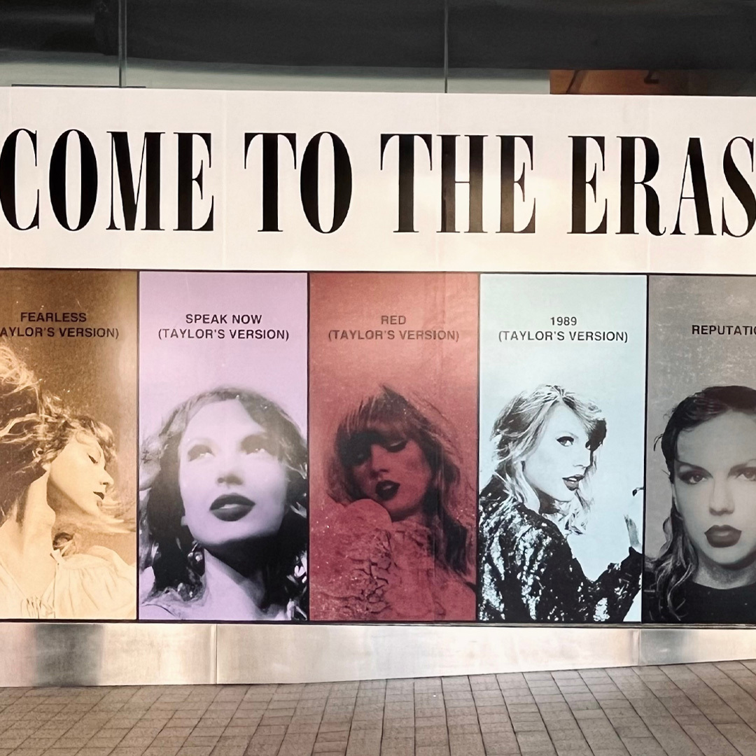 Bannière promotionnelle de la tournée The Eras Tour à Sydney en Australie.