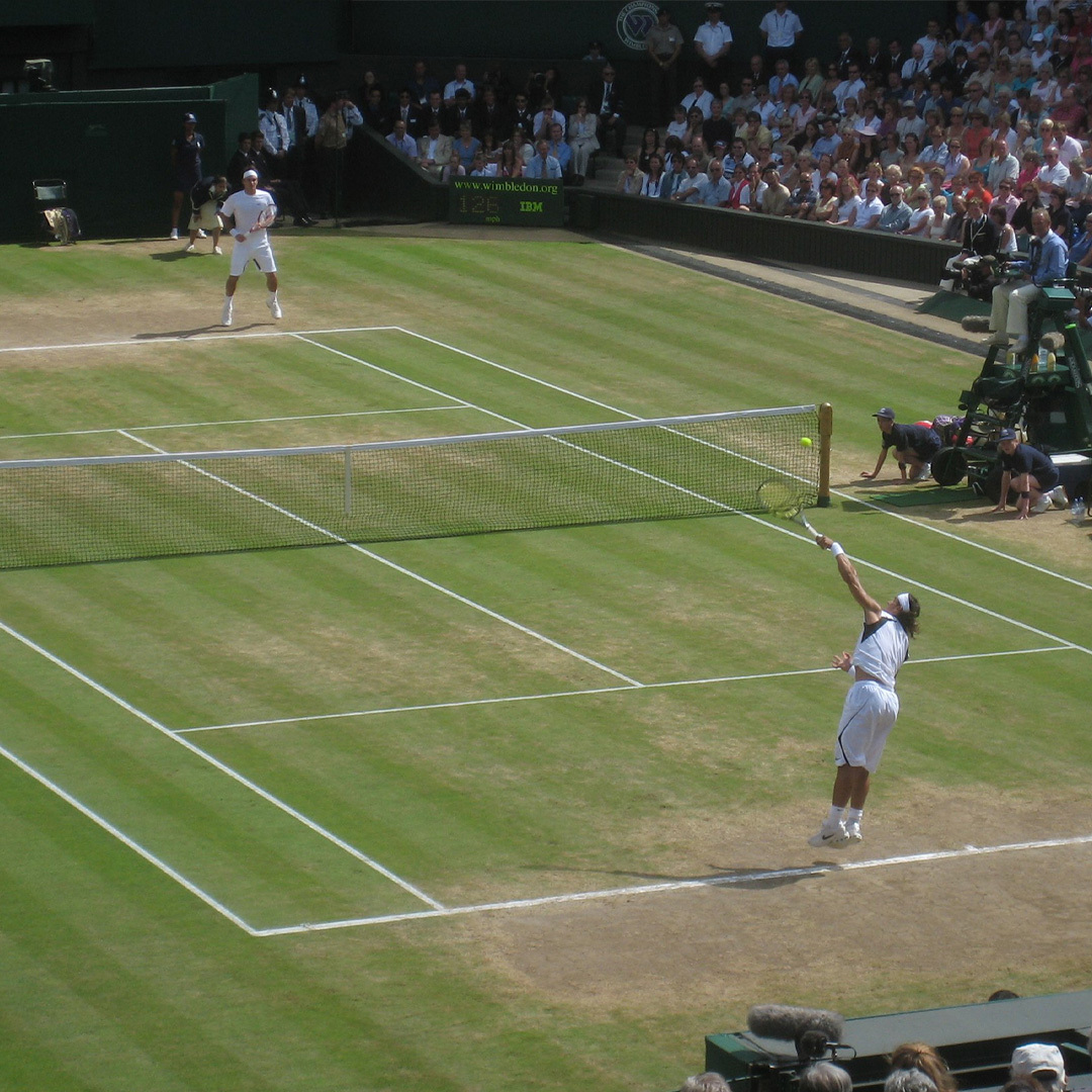Nadal (en bas) au service contre Federer (en haut) lors de la finale du tournoi de Wimbledon en 2006.