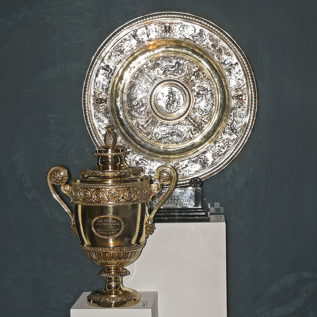 Le trophée du simple messieurs (à gauche) et le trophée du simple dames (à droite), de Wimbledon.