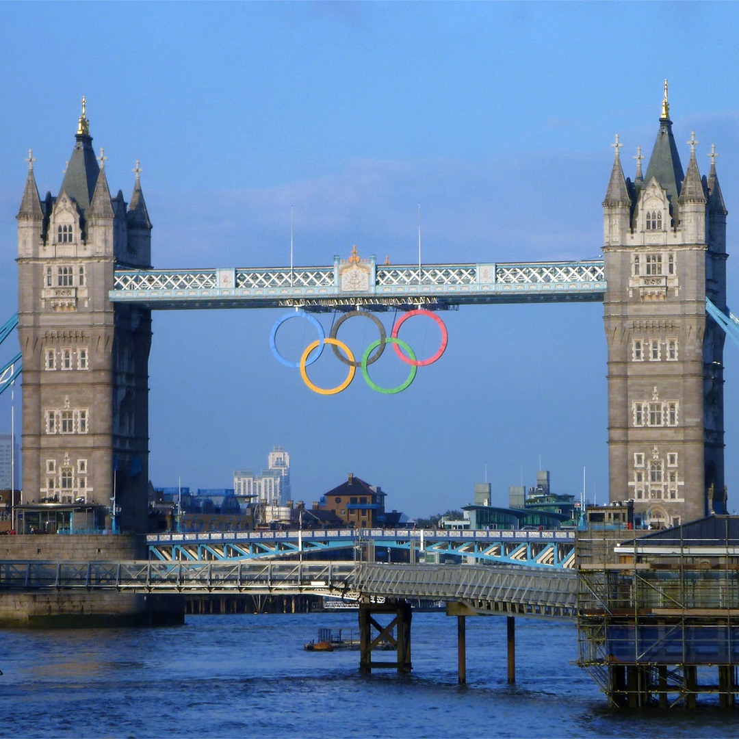 Les anneaux olympiques sur le Tower Bridge de Londres en 2012.
