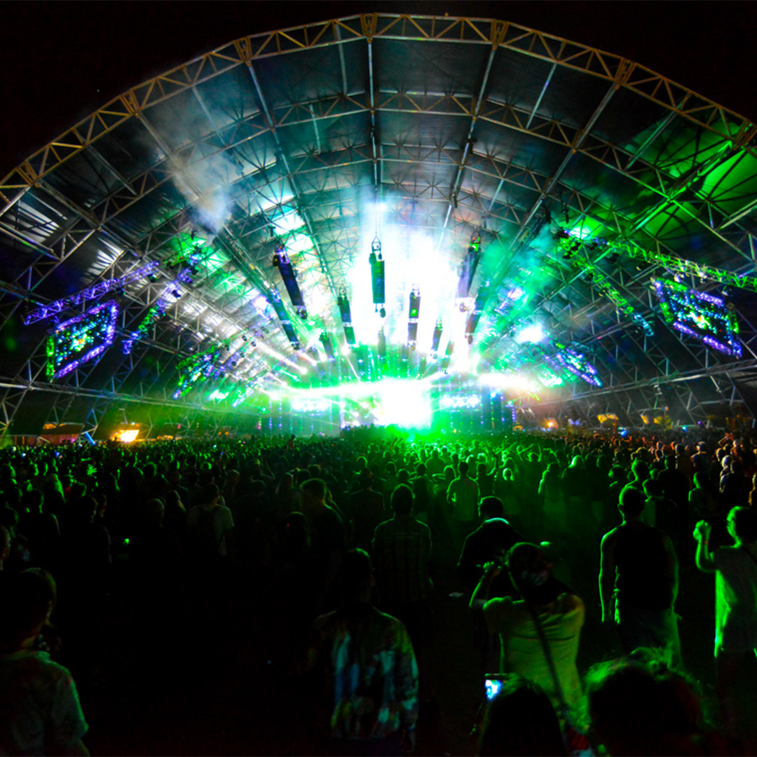 La Sahara Tent, dans laquelle est principalement jouée de la musique électronique au festival Coachella, en 2014.