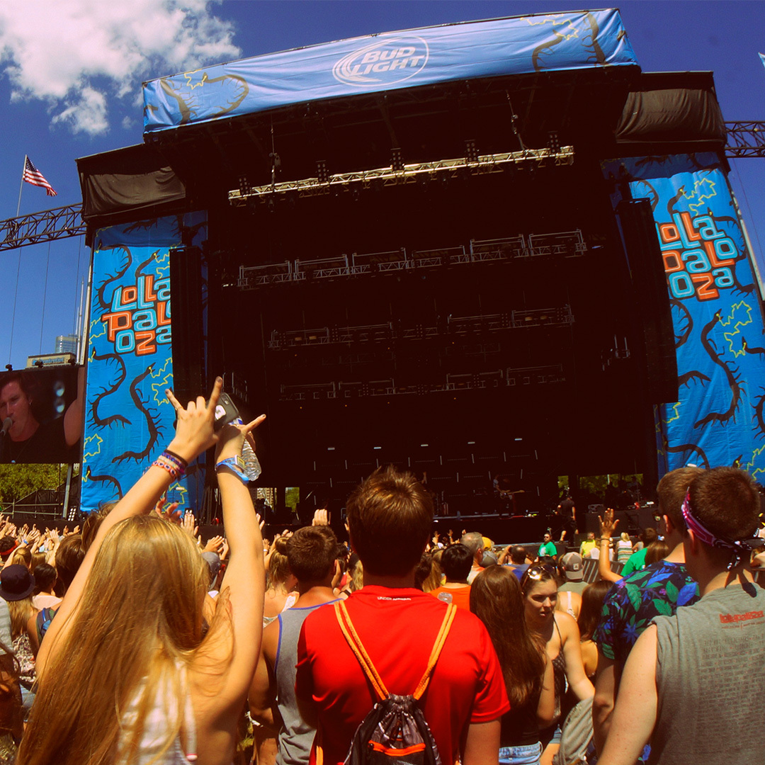 Une foule devant une scène du festival Lollapalooza au Grant Park de Chicago, en 2015.