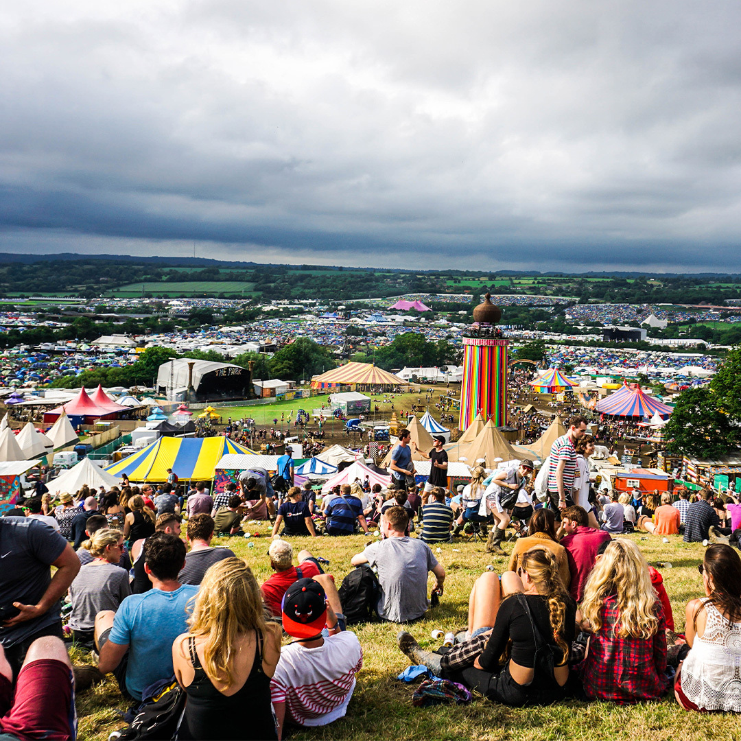 Foule rassemblée au point le plus élevé de la ferme lors du festival de Glastonbury, en juin 2016.