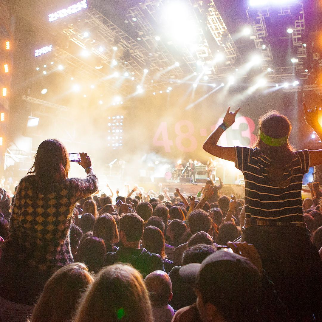 Une foule devant une scène du festival Lollapalooza en Argentine, en 2015.