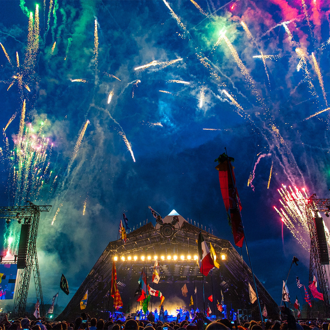 Une scène du festival de Glastonbury sous un ciel de feux d’artifice, en 2019.