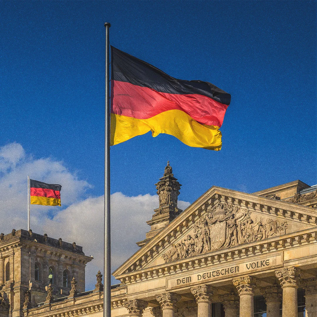 Des drapeaux allemands volent au vent au célèbre bâtiment du Reichstag, siège du parlement allemand.