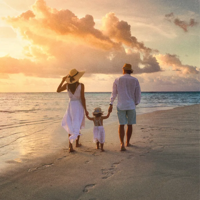 Famille marchant sur le bord de la plage.