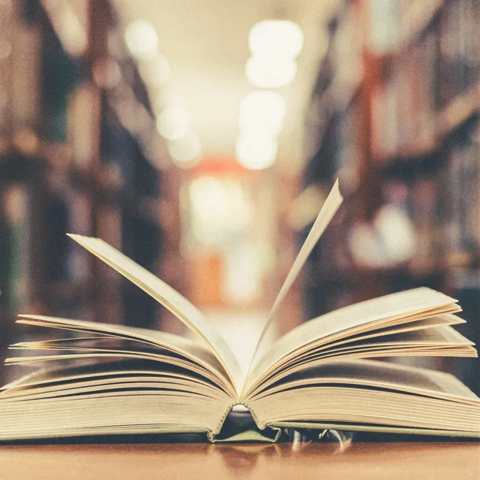 Livre ouvert sur une table dans une bibliothèque.