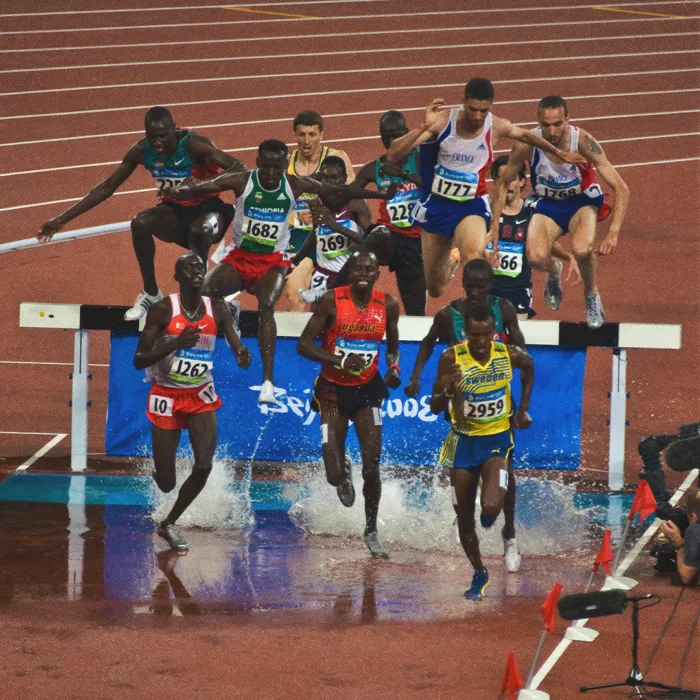 Athlètes masculins en action lors d'une compétition d'athlétisme aux Jeux olympiques de Pékin en 2018.
