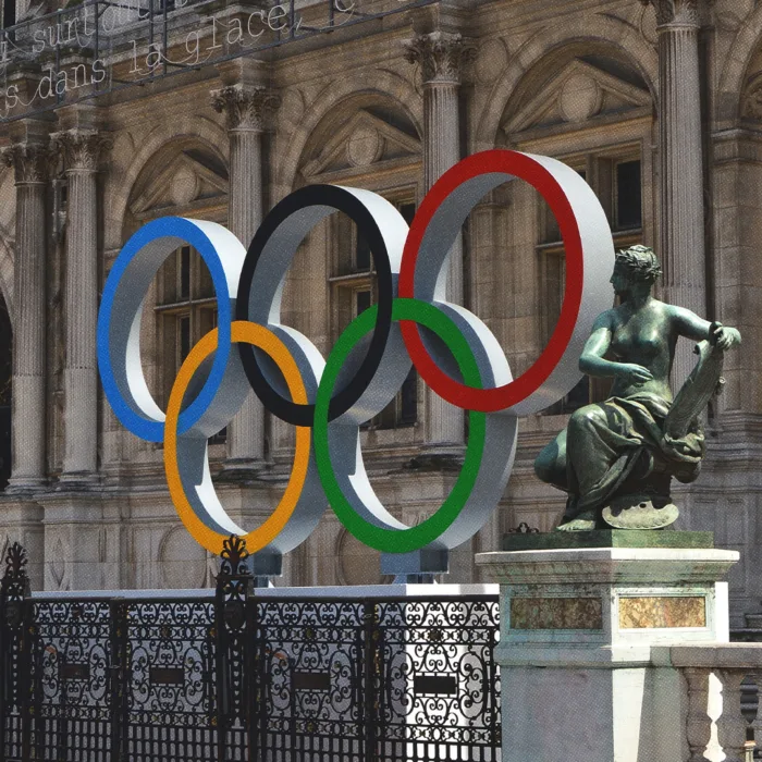 Anneaux olympiques devant l’hôtel de ville de Paris.