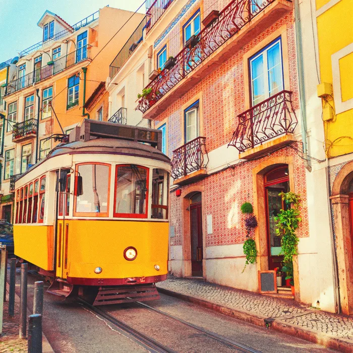 Tramway jaune vintage dans la rue de Lisbonne, au Portugal.