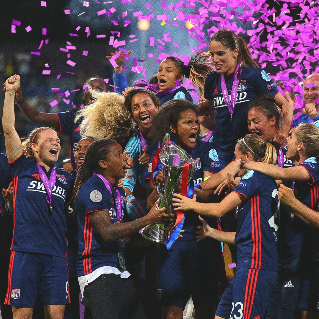 L’Olympique Lyonnais féminin célébrant sa victoire au Championnat d’Europe féminin de football de l’UEFA en mai 2018