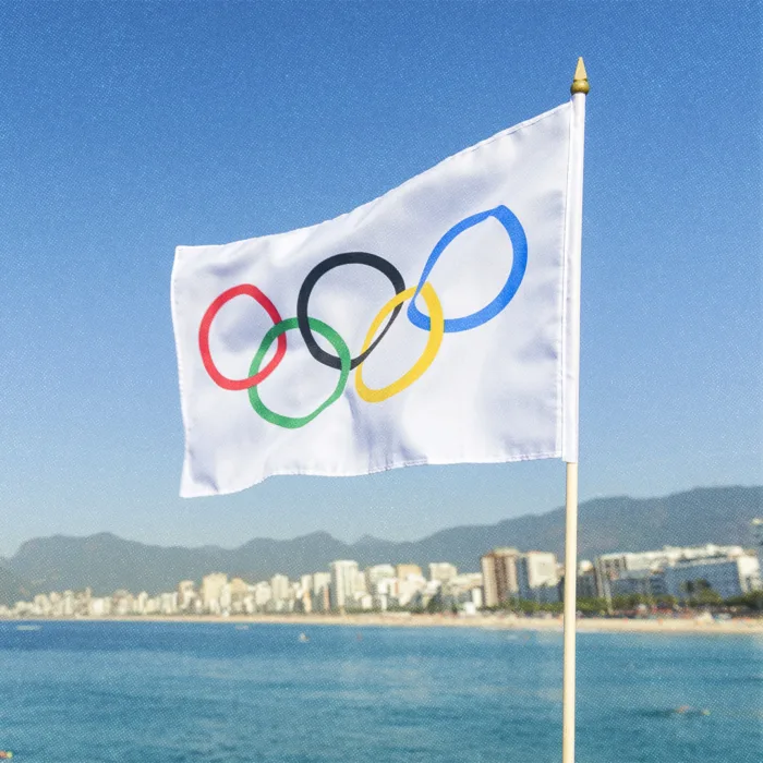 Drapeau olympique en bordure de mer à Rio en 2016.