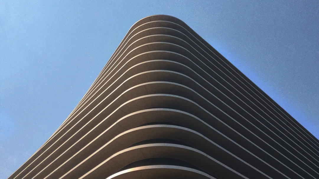 Angle d'un immeuble moderne, dont l'architecture est très épurée.
