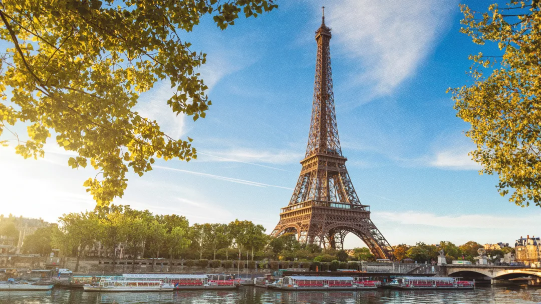 Tour Eiffel au pied de la Seine, un jour de beau temps.