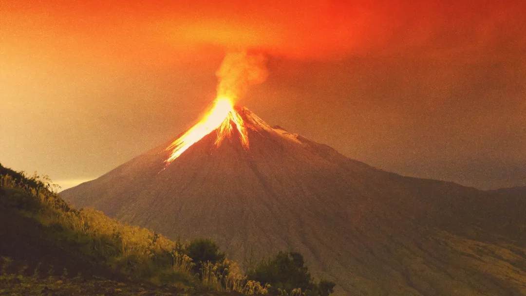 Volcan en activité avec de la lave et un nuage de poussière le surplombant.