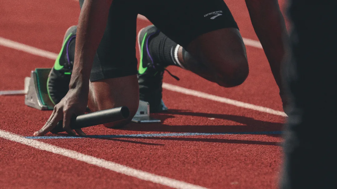 Athlète prêt à démarrer sa course de vitesse.