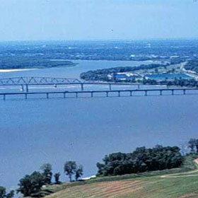 L’emploi des majuscules et minuscules est juste dans : « Le Mississippi est voisin du fleuve Missouri. »