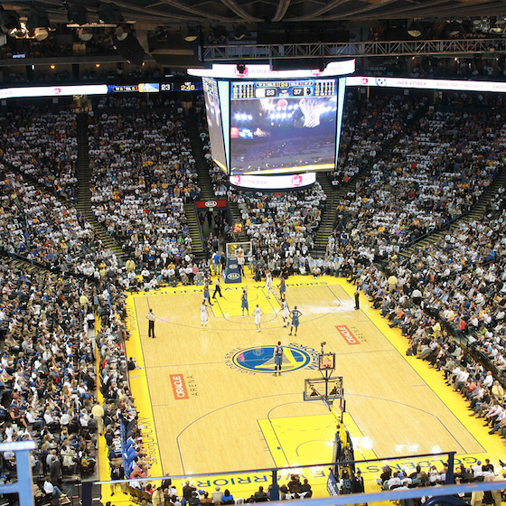 Un terrain de basketball réglementaire mesure 25 m de longueur sur 15 m de largeur.