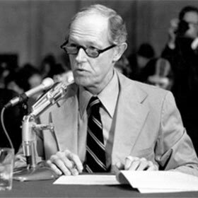 E. Howard Hunt, un des accusés impliqués dans le Watergate, a écrit de nombreux romans d’espionnage.