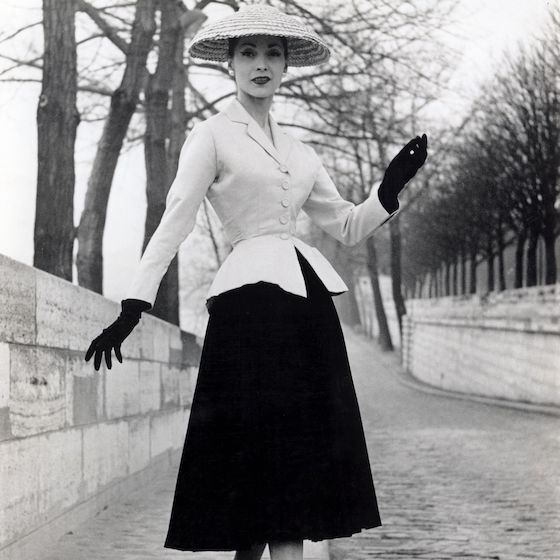 Christian Dior est le designer à l’origine du «New Look» en vogue à la fin des années 1940 et dans les années 1950.