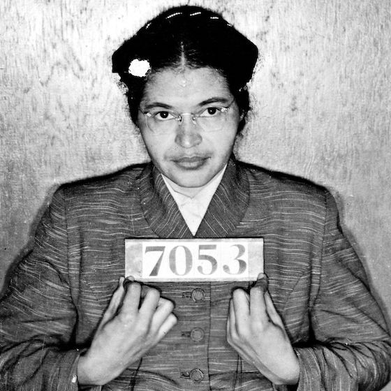 En 1955, Rosa Parks a été arrêtée pour avoir refusé de céder son siège à un homme blanc dans un autobus à Montgomery, dans le Mississippi.