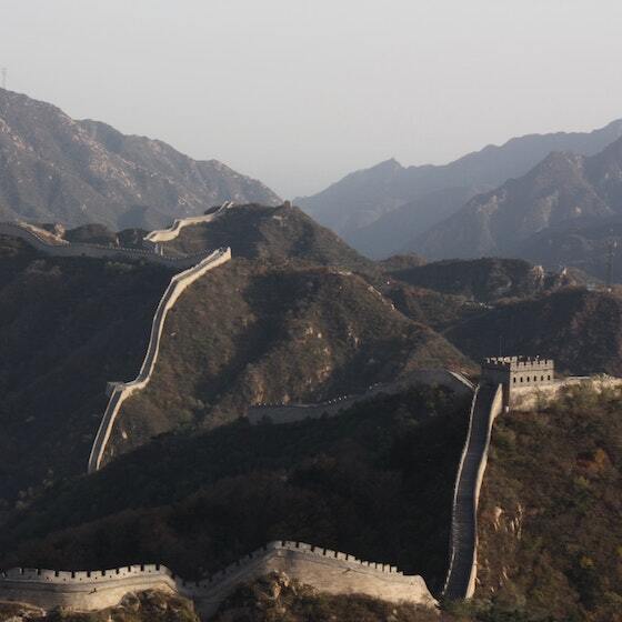 La construction de la Grande Muraille de Chine commença à l’époque des Ming (1368 à 1644) afin de contrer l’invasion mongole.