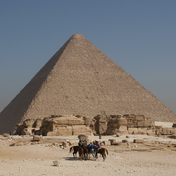 Chaque bloc constituant la pyramide de Khéops (Égypte) pèse 2,5 tonnes environ.