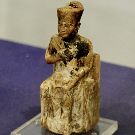 Khéops a fait construire la grande pyramide de Gizeh.