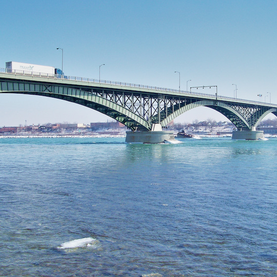 The Peace Bridge links Fort Erie (Ontario, Canada) to Buffalo (New York, United States).