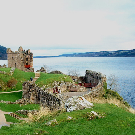 Le Loch Ness en Écosse est le seul lac connu pour héberger un monstre marin.