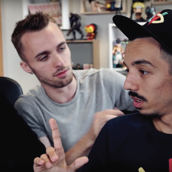 En écrivant une chanson avec Squeezie, BigFlo et Oli utilisent un Petit Larousse pour trouver les mots.