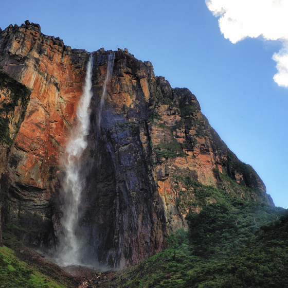 L’Amérique du Sud abrite la plus haute chute d’eau du monde.